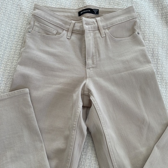 Athleta 6 Flex Straight Ankle Jean in Bone High Rise Fitted Cream Pants Size 4 - Picture 3 of 4